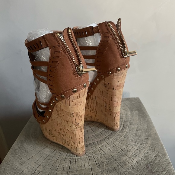 NWOT SIZE 8 platform heels brown - Picture 3 of 4